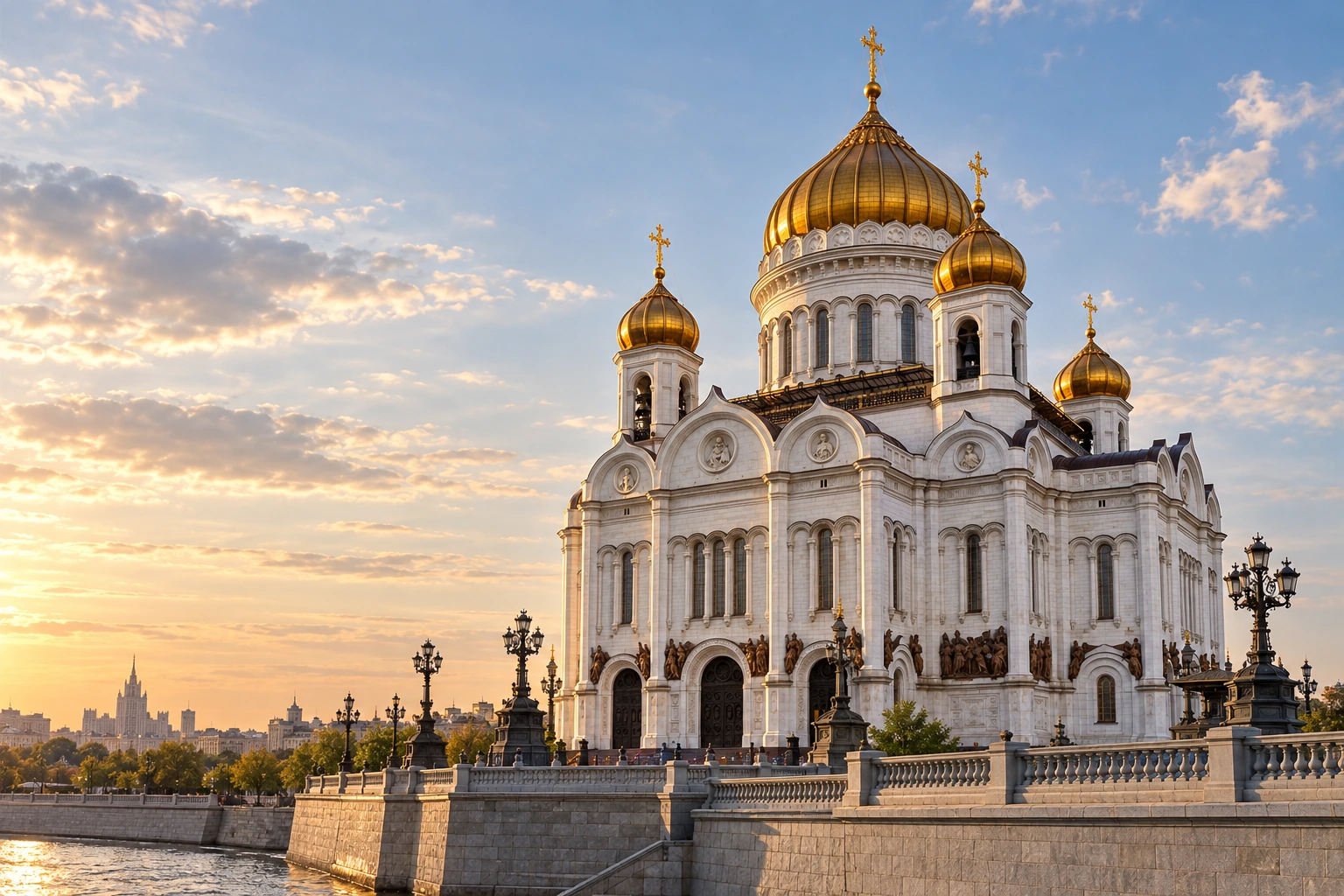 Храм Христа Спасителя в мягком предзакатном свете